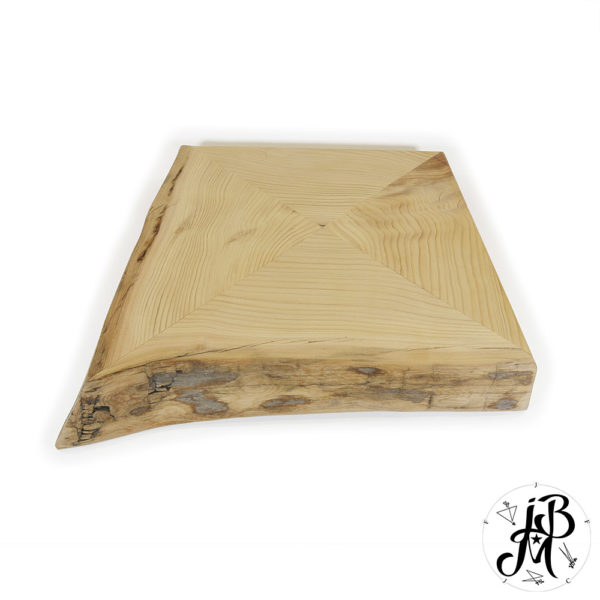 Planche à découper en cèdre du Liban #deco #artetdécoration #designthinking #interiordesign #art #création #métiersdart #artwork #bois #meuble #boisbrut #rawwood #MadeinFrance #inspiration #creationfrancaise #creajbm #marketplacescreatives